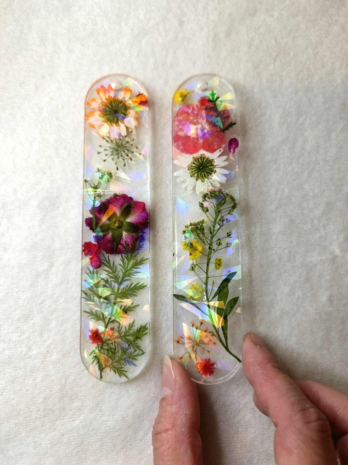 ✨ Démonstration d'art époxy – Marque-page floral ✨